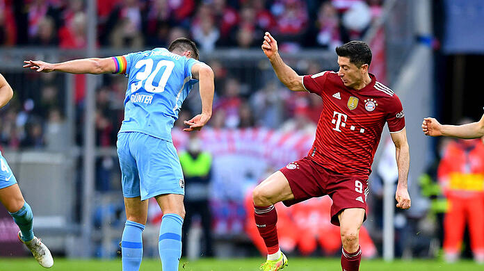 Fussball 1. Bundesliga Saison 2021/2022 11. Spieltag FC Bayern Muenchen - SC Freiburg 06.11.2021 Christian Guenter li, SC Freiburg gegen Robert Lewandowski re, FC Bayern Muenchen *** Football 1 Bundesliga Season 2021 2022 11 Matchday FC Bayern Muenchen SC Freiburg 06 11 2021 Christian Guenter left, SC Freiburg vs Robert Lewandowski right, FC Bayern Muenchen