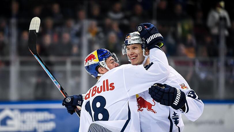 Gratulation für Matchwinner Szuber (r.).
