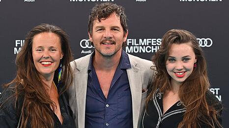 Premiere bei der Eröffnung des Filmfest München: Falka Klare (r.) mit ihren Eltern Zora Thiessen und Felix Klare.