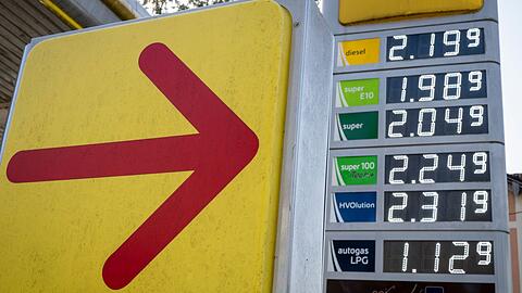 Trotz sinkender &Ouml;lpreise ziehen die Spritpreise weiter an.