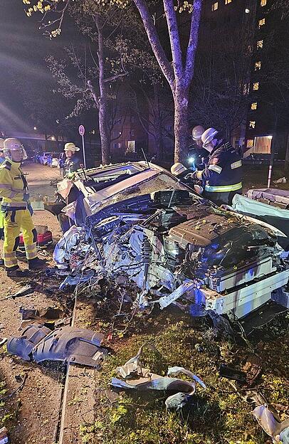 Vom Auto ist kaum noch etwas erkennbar. Vom Auto ist kaum noch etwas erkennbar.