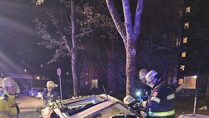 Vom Auto ist kaum noch etwas erkennbar. Vom Auto ist kaum noch etwas erkennbar.