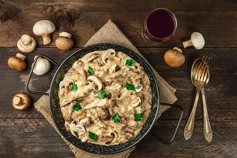 Für ein One-Pot-Beef-Stroganoff braten Sie zunächst 400 Gramm Rinderstreifen mit einem Esslöffel Öl scharf an. Anschließend kommen eine gewürfelte Zwiebel und 200 Gramm in Scheiben geschnittene Champignons dazu. Dann fügen Sie 250 Gramm kurze Nudeln und 600 Milliliter Rinderbrühe hinzu und lassen alles für 12 Minuten köcheln. Als Letztes rühren Sie 150 Gramm Crème fraîche ein und würzen mit einem Teelöffel Paprikapulver sowie Salz und Pfeffer. Für ein One-Pot-Beef-Stroganoff braten Sie zunächst 400 Gramm Rinderstreifen mit einem Esslöffel Öl scharf an. Anschließend kommen eine gewürfelte Zwiebel und 200 Gramm in Scheiben geschnittene Champignons dazu. Dann fügen Sie 250 Gramm kurze Nudeln und 600 Milliliter Rinderbrühe hinzu und lassen alles für 12 Minuten köcheln. Als Letztes rühren Sie 150 Gramm Crème fraîche ein und würzen mit einem Teelöffel Paprikapulver sowie Salz und Pfeffer.