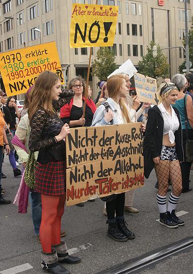 Beim Slutwalk in München haben heute rund 200 Menschen unter dem Motto "Nein heißt Nein" gegen Diskriminierung und Sexismus demonstriert. Sie stellen sich damit gegen sexualisierte Gewalt sowie gegen Vergewaltigungsmythen und -verharmlosungen.