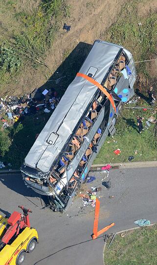 Den Helfern bietet sich ein schrecklicher Anblick. In der Nacht zum Samstag sind bei einem schweren Busunglück mindestens neun Menschen ums Leben gekommen und viele schwer verletzt. Die Bilder!