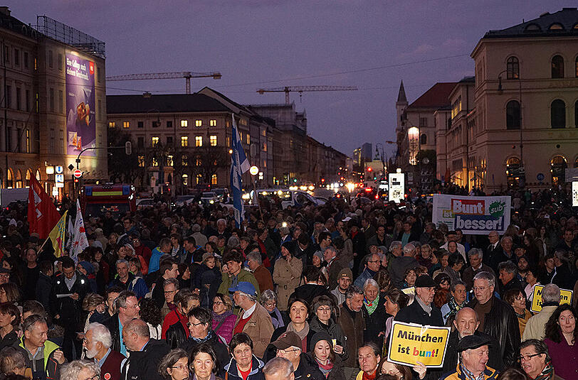 Gegendemonstranten am Münchner Odeonsplatz. Die Polizei spricht von rund 2.500 Personen.
