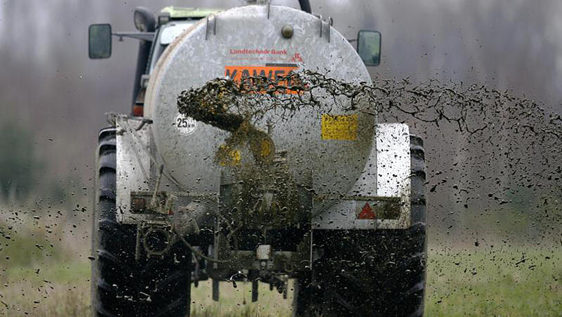 Als Hauptursache für die Nitratbelastung gilt der übermäßige Einsatz von stickstoffhaltigem Dünger in der Landwirtschaft. Als Hauptursache für die Nitratbelastung gilt der übermäßige Einsatz von stickstoffhaltigem Dünger in der Landwirtschaft.