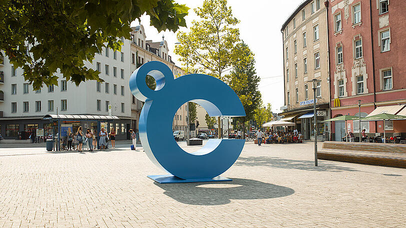 An vielen prominenten Orten in München wurden wie hier am Harras seit einigen Tagen diese blauen Riesen gesichtet.