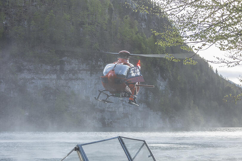 Während Wasserwacht, Polizei und Feuerwehr mit drei Booten Einsatzkräfte von der Seelände über den Königssee zum Anleger an der Königsbach-Mündung brachten, flogen die Helis weitere Retter über den See ans Ostufer.