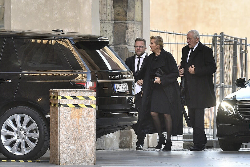 Die tschechische Sängerin Helena Vondrackova (M) und ihr Ehemann Martin Michal (r) kommen zu der Trauerfeier des verstorbenen Sängers Karel Gott im Prager Veitsdom.