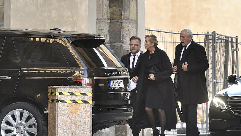 Die tschechische Sängerin Helena Vondrackova (M) und ihr Ehemann Martin Michal (r) kommen zu der Trauerfeier des verstorbenen Sängers Karel Gott im Prager Veitsdom. Die tschechische Sängerin Helena Vondrackova (M) und ihr Ehemann Martin Michal (r) kommen zu der Trauerfeier des verstorbenen Sängers Karel Gott im Prager Veitsdom.