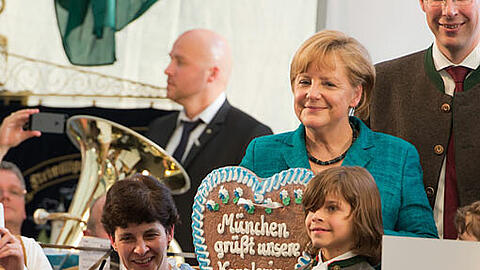 Bundeskanzlerin Angela Merkel (CDU) auf dem Truderinger Volksfest in München &ndash; die Bilder.