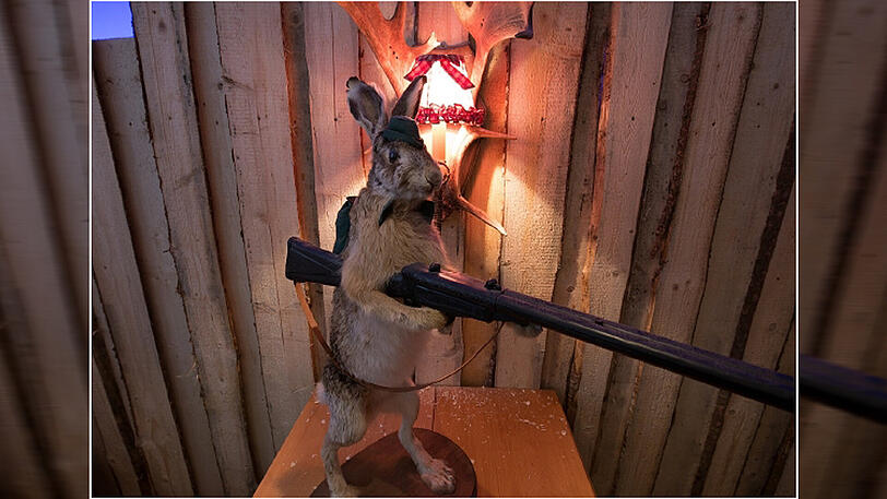 Das Objekt der Begierde: Der ausgestopfte Hase samt Gewehr.
