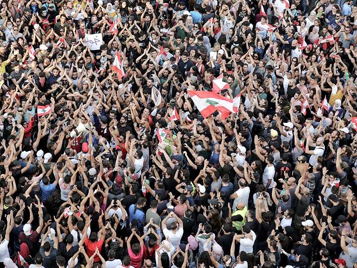 Am dritten Tag in Folge sind die Menschen in Beirut auf die Straße, um gegen die wirtschaftliche Situation zu protestieren und fordern die Regierung zum Rücktritt auf.