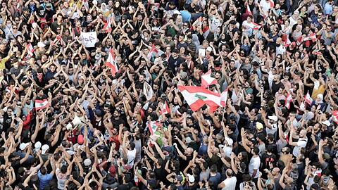 Am dritten Tag in Folge sind die Menschen in Beirut auf die Straße, um gegen die wirtschaftliche Situation zu protestieren und fordern die Regierung zum Rücktritt auf.