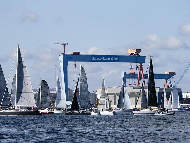 Segelboote fahren während der Welcome Race Regatta auf der Kieler Innenförde.