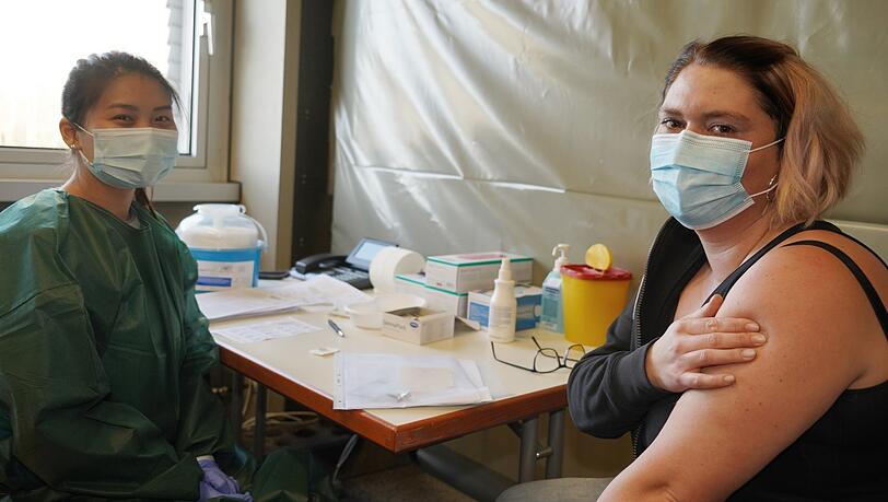Ärztin Jessica Jin und Jaqueline Putz, die Covid-Patienten Blut abnimmt
