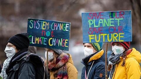 Unterstützer der Bewegung "Fridays for Future" haben mit verschiedenen Aktionen für eine bessere Klimaschutzpolitik demonstriert.