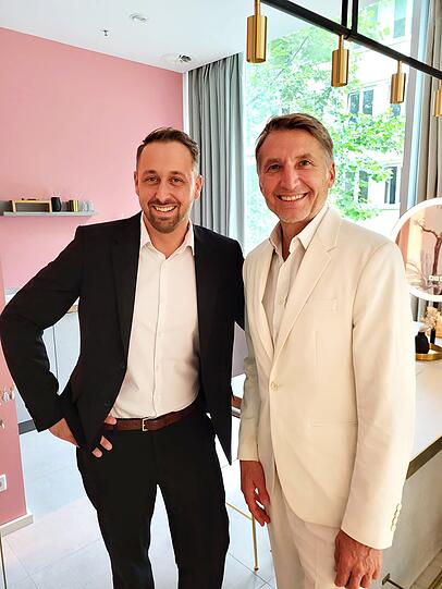 Ryan Goslings Doppelgänger Ludwig Lehner mit Schönheits-Doc Dr. Edouard Manassa Ryan Goslings Doppelgänger Ludwig Lehner mit Schönheits-Doc Dr. Edouard Manassa