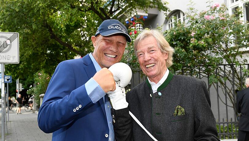 Boxhandschuhe als Geschenk: Ex-Boxer Axel Schulz mit Jubilar Leopold von Bayern Boxhandschuhe als Geschenk: Ex-Boxer Axel Schulz mit Jubilar Leopold von Bayern