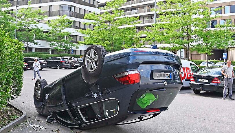 Der VW Golf liegt nach dem Unfall auf dem Wach. Der VW Golf liegt nach dem Unfall auf dem Wach.