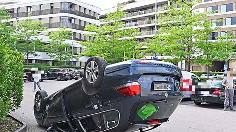 Der VW Golf liegt nach dem Unfall auf dem Wach.