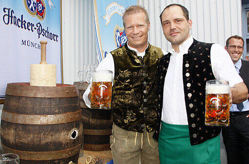 Freunde fürs Leben &ndash; durch den Tod getrennt: Andi Steinfatt (l.) und Markus Roiderer bei der Wiesnbierprobe 2009.