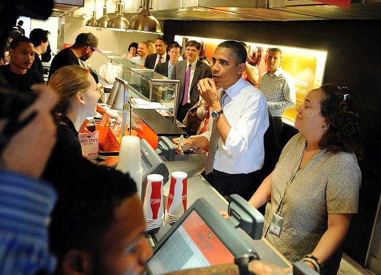 Und mal wieder beweist Obama, dass er auch mit 50 noch lässig UND "best dressed" sein kann: Wie gestern bei seiner Mittagspause: Hamburger mit den Kollegen, mitten in Washington.