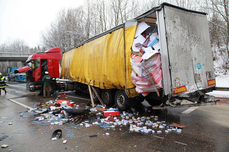Schwerer Lkw-Unfall auf der A 8 in Richtung Salzburg: Die Bilder