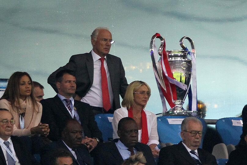 Er war ihm so nah und doch blieb er unerreichbar: Franz Beckenbauer neben dem Pokal.