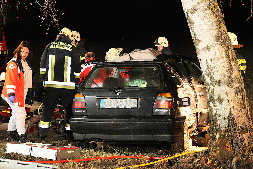 Glatteis auf der B12 (Nähe Ecksberger Berg): Ein junger Mann schlittert aus einer langezogenen Rechtskurve und prallt gegen einen Baum. Mit schwerem Gerät befreit die Feuerwehr den eingeklemmten Fahrer. Die Bilder vom Unfall.