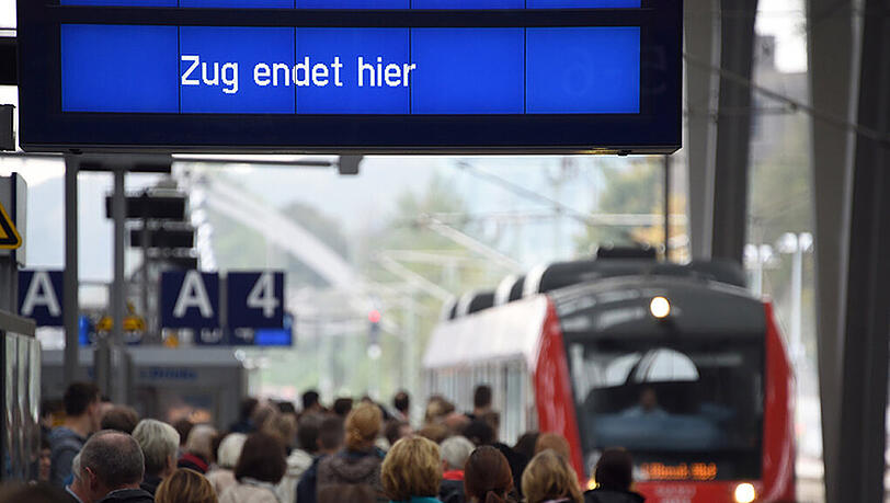 Die von der Lokführer-Gewerkschaft GDL ausgerufene Streikpause im Tarifkonflikt mit der Bahn läuft Sonntagnacht aus. Die von der Lokführer-Gewerkschaft GDL ausgerufene Streikpause im Tarifkonflikt mit der Bahn läuft Sonntagnacht aus.