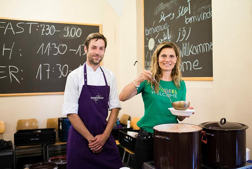 Sarah Wiener hat für Flüchtlinge in Berlin eine Bio-Gemüsesuppe gekocht