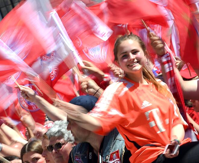 Bei Kaiserwetter warten die Fans am Marienplatz auf ihren FC Bayern.