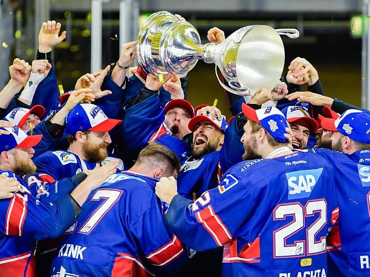 Die Adler Mannheim um Torhüter Dennis Endras (M.) feiern den Gewinn der deutschen Meisterschaft.