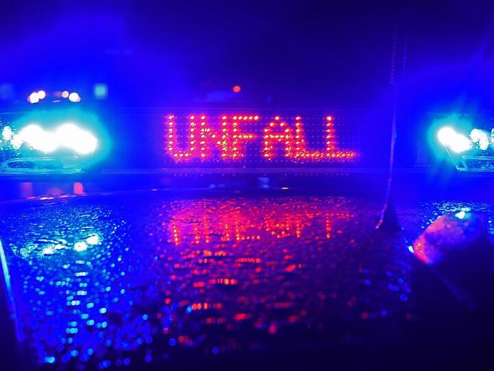 Blaulicht und Schriftzug "Unfall" auf einem Streifenwagen. Foto: Stefan Puchner/dpa/Archivbild