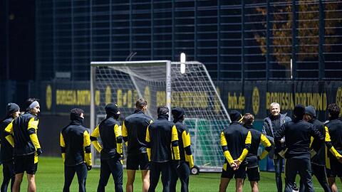 Abschlusstraining von Borussia Dortmund: Trainer Lucien Favre (4.v.r) hält vor der Mannschaft eine Ansprache.