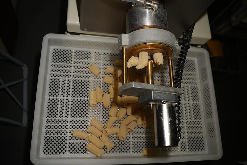 Hat was Beruhigendes: Paccheri, die aus der Matrize fallen.