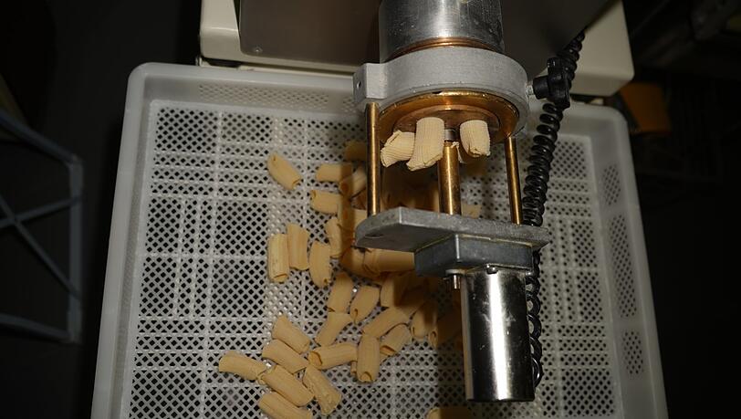 Hat was Beruhigendes: Paccheri, die aus der Matrize fallen.