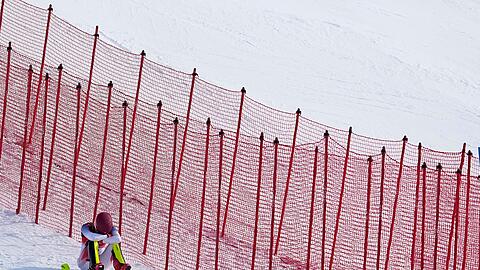 Mikaela Shiffrin aus den USA sitzt nach ihrem Ausscheiden am Streckenrand.