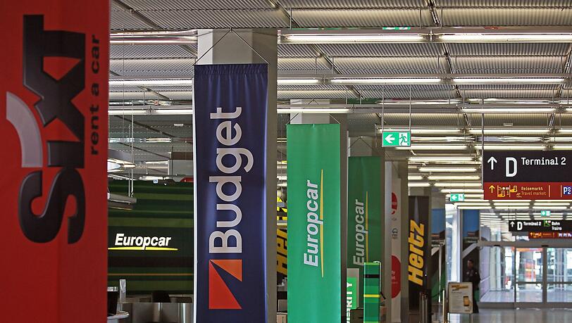 Die Schalter verschiedener Mietwagen-Anbieter am Flughafen Köln/Bonn.