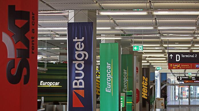 Die Schalter verschiedener Mietwagen-Anbieter am Flughafen Köln/Bonn.