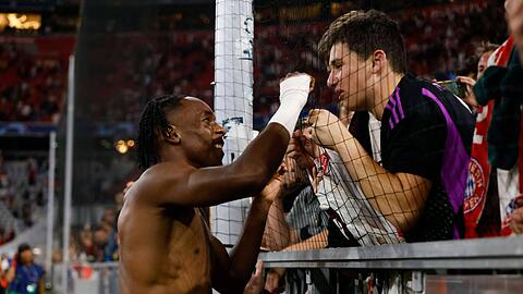 Mathys Tel zeigt sich schon nach kurzer Zeit beim FC Bayern besonders Fan-nah.