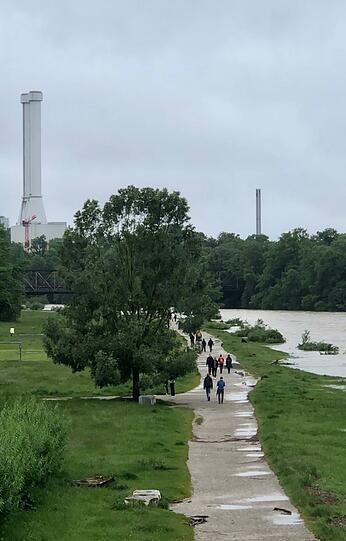 Als der Regen nachließ, wollten sich die Bewohner der Hauptstadt selbst einen Blick von der Lage machen, allerdings hinter der Absperrung.