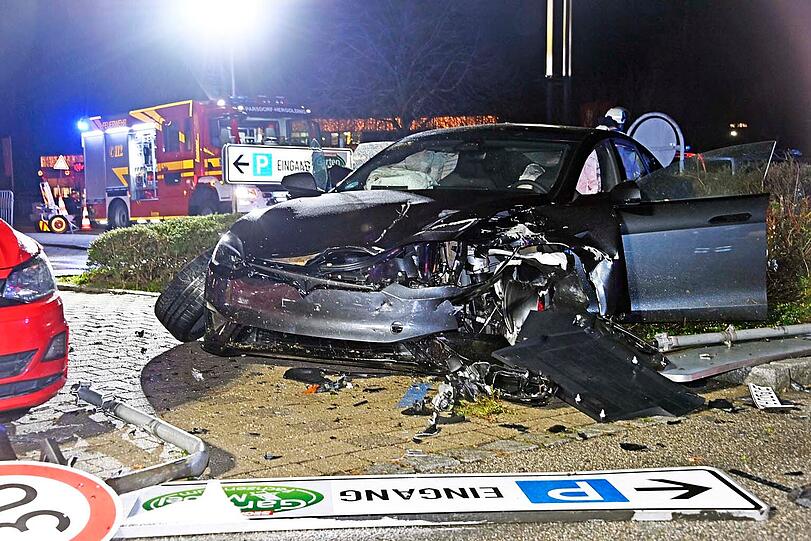 Ende einer Tesla-Testfahrt: Der Unfallverursacher überstand den Crash unbeschadet, sein Beifahrer wurde leicht verletzt. Die Polizei schätzt den Gesamtschaden auf etwa 100.000 Euro. Ende einer Tesla-Testfahrt: Der Unfallverursacher überstand den Crash unbeschadet, sein Beifahrer wurde leicht verletzt. Die Polizei schätzt den Gesamtschaden auf etwa 100.000 Euro.