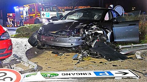 Ende einer Tesla-Testfahrt: Der Unfallverursacher überstand den Crash unbeschadet, sein Beifahrer wurde leicht verletzt. Die Polizei schätzt den Gesamtschaden auf etwa 100.000 Euro.