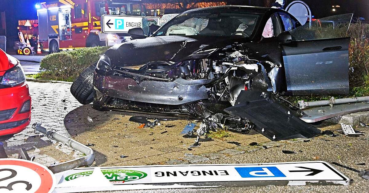 Parsdorf-Private-Tesla-Testfahrt-sorgt-f-r-Tr-mmerfeld-auf-M-belhaus-Parkplatz