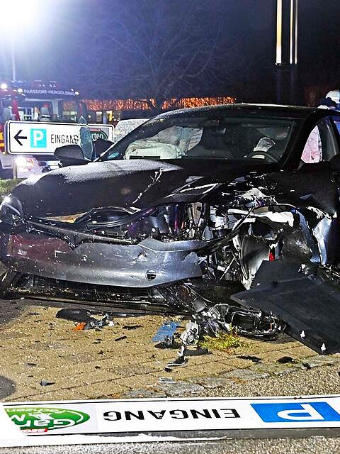 Ende einer Tesla-Testfahrt: Der Unfallverursacher überstand den Crash unbeschadet, sein Beifahrer wurde leicht verletzt. Die Polizei schätzt den Gesamtschaden auf etwa 100.000 Euro.