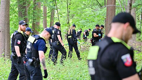 Die Polizei durchsuchte das Unterholz nahe dem Tatort.