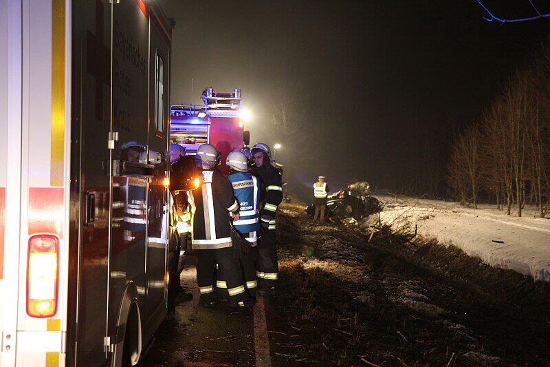 Bei einem Unfall auf der B 306 ist eine
26-jährige Frau aus Siegsdorf tödlich verunglückt. Wie die Polizei
am Donnerstag mitteilte, kam die Frau aus zunächst ungeklärter
Ursache mit ihrem Fahrzeug von der Straße ab.